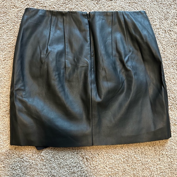 Express leather mini skirt - Picture 2 of 6